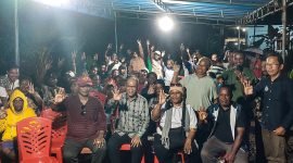 Foto bersama Calon Wakil Bupati Mimika, Yusuf Rombe, dengan para pendukung dari Keluarga Nusantara Nawaripi. (Foto: Istimewa/Tim AIYE)