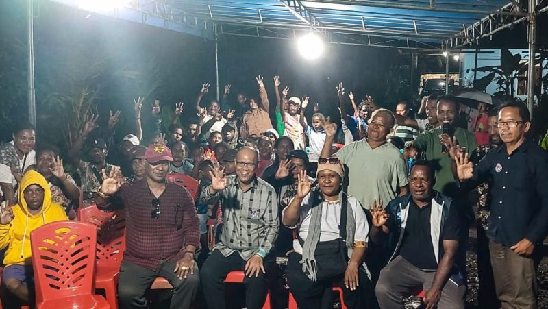 Foto bersama Calon Wakil Bupati Mimika, Yusuf Rombe, dengan para pendukung dari Keluarga Nusantara Nawaripi. (Foto: Istimewa/Tim AIYE)