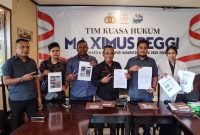 Tim Kuasa Hukum Paslon Bupati dan Wakil Bupati Mimika nomor urut 2, Maximus Tipagau dan Peggi Patricia Pattipi (MP3) melakukan jumpa pers di Hotel Paparisa Amungsa, Jalan Kelimutu, Timika, Papua Tengah, Rabu (2/10/2024). (Foto: Galeri Papua/Endy Langobelen) 