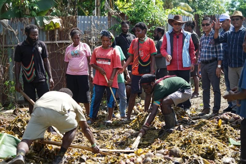 Calon Wakil Bupati Mimika, Yusuf Rombe Pasarrin, bersama masyarakat Nduga melakukan acara bakar batu. (Foto: Istimewa/Tim AIYE)