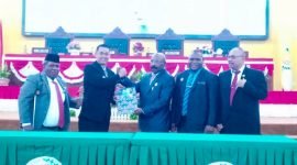 Ketua DPRD Mimika, Anton Bukaleng, menyerahkan Perda APBD perubahan tahun 2024 kepada Pj Bupati Mimika. (Foto: Galeri Papua/Jefri Manehat)