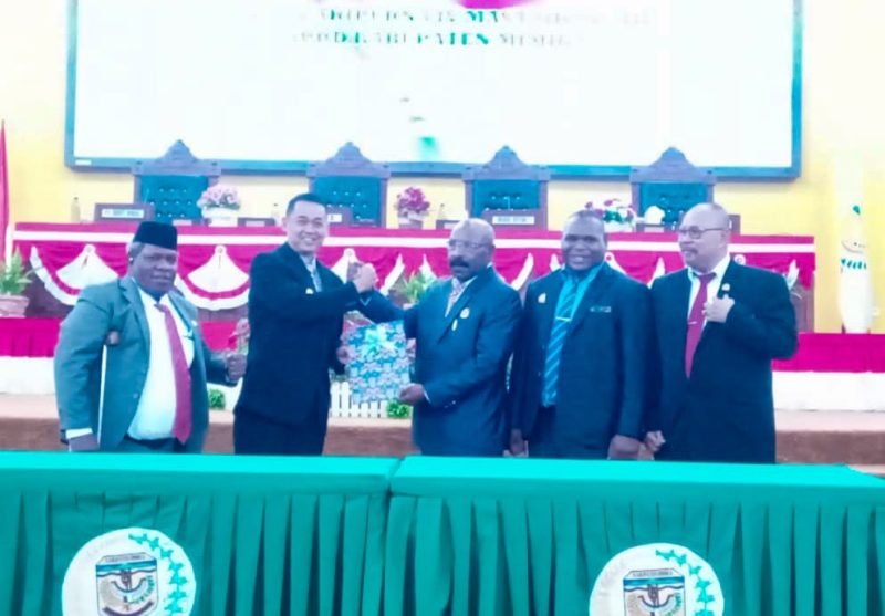 Ketua DPRD Mimika, Anton Bukaleng, menyerahkan Perda APBD perubahan tahun 2024 kepada Pj Bupati Mimika. (Foto: Galeri Papua/Jefri Manehat)