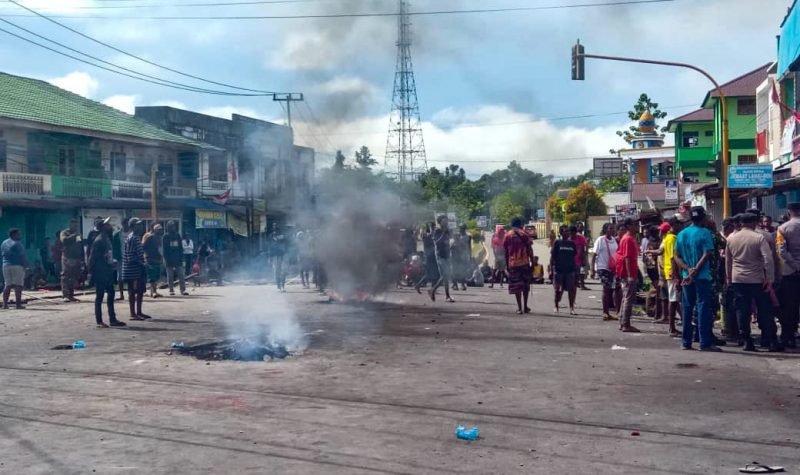 Keluarga korban melakukan pemalangan jalan di perempatan jalan SP1 dan SP4, Timika, Papua Tengah. (Foto: Galeri Papua/Jefri Manehat)