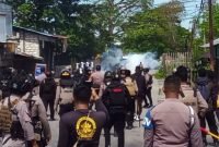 Kepolisian saat membubarkan masyarakat dengan tembakan gas air mata. (Foto: Galeri Papua/Jefri Manehat)