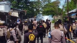 Kepolisian saat membubarkan masyarakat dengan tembakan gas air mata. (Foto: Galeri Papua/Jefri Manehat)