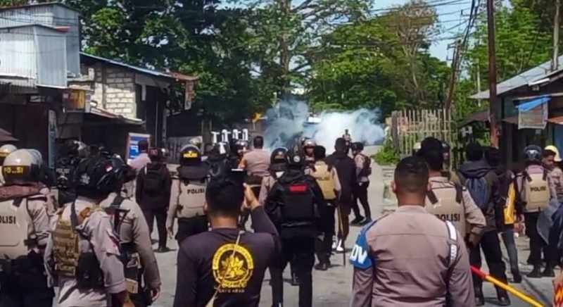Kepolisian saat membubarkan masyarakat dengan tembakan gas air mata. (Foto: Galeri Papua/Jefri Manehat)