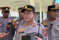 Kapolsek Mimika Baru, AKP Jaihot Limbong, didampingi sejumlah perwira Polres Mimika saat ditemui awak media di depan ruang jenazah, Kamis (3/10/2024). (Foto: Galeri Papua/Wahyu)