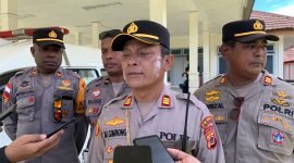 Kapolsek Mimika Baru, AKP Jaihot Limbong, didampingi sejumlah perwira Polres Mimika saat ditemui awak media di depan ruang jenazah, Kamis (3/10/2024). (Foto: Galeri Papua/Wahyu)