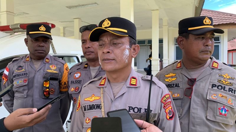 Kapolsek Mimika Baru, AKP Jaihot Limbong, didampingi sejumlah perwira Polres Mimika saat ditemui awak media di depan ruang jenazah, Kamis (3/10/2024). (Foto: Galeri Papua/Wahyu)