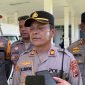 Kapolsek Mimika Baru, AKP Jaihot Limbong, didampingi sejumlah perwira Polres Mimika saat ditemui awak media di depan ruang jenazah, Kamis (3/10/2024). (Foto: Galeri Papua/Wahyu)