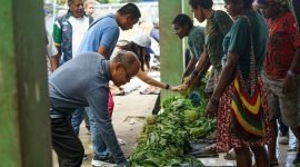 Calon Wakil Bupati Mimika nomor urut 3, Yusuf Rombe Pasarrin, SAk., belanja sayur milik mama-mama Papua di Pasar Sentral Timika. (Foto: Istimewa/Tim AIYE)
