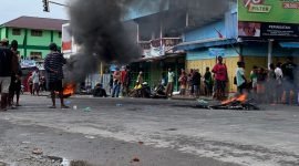 Warga saat melakukan aksi bakar ban dan palang jalan di Perempatan Sp1-Sp4, Halan Poros Mapurujaya, Distrik Wania, Mimika, Papua Tengah, Kamis (3/10/2024) buntut tewasnya seorang pria berinisial YA. (Foto: Galeri Papua/Wahyu). 