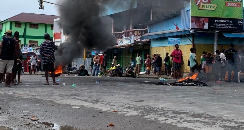 Warga saat melakukan aksi bakar ban dan palang jalan di Perempatan Sp1-Sp4, Halan Poros Mapurujaya, Distrik Wania, Mimika, Papua Tengah, Kamis (3/10/2024) buntut tewasnya seorang pria berinisial YA. (Foto: Galeri Papua/Wahyu). 