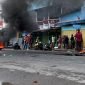 Warga saat melakukan aksi bakar ban dan palang jalan di Perempatan Sp1-Sp4, Halan Poros Mapurujaya, Distrik Wania, Mimika, Papua Tengah, Kamis (3/10/2024) buntut tewasnya seorang pria berinisial YA. (Foto: Galeri Papua/Wahyu). 