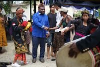 Calon Bupati Mimika, Alexsander Omaleng disambut masyarakat petani yang ada di Kampung Naena Muktipura SP 6, Kamis (3/10/2024). (Foto: Istimewa/Tim AIYE)