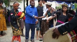 Calon Bupati Mimika, Alexsander Omaleng disambut masyarakat petani yang ada di Kampung Naena Muktipura SP 6, Kamis (3/10/2024). (Foto: Istimewa/Tim AIYE)