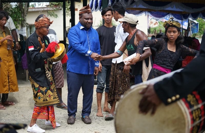 Calon Bupati Mimika, Alexsander Omaleng disambut masyarakat petani yang ada di Kampung Naena Muktipura SP 6, Kamis (3/10/2024). (Foto: Istimewa/Tim AIYE)