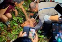 Polisi dan warga saat merespon ke tempat penemuan bayi. (Foto: Istimewa)