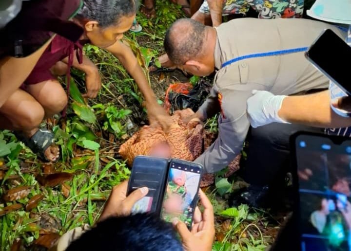 Polisi dan warga saat merespon ke tempat penemuan bayi. (Foto: Istimewa)