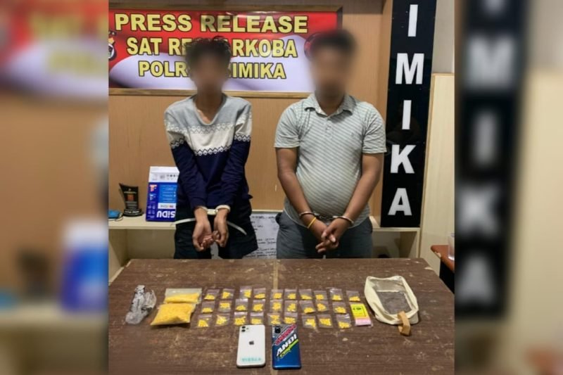 Kedua pelaku beserta barang bukti diamankan di Kantor Polres Mimika, Mile 32, Jalan Agimuga, Timika, Papua Tengah. (Foto: Istimewa)