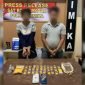 Kedua pelaku beserta barang bukti diamankan di Kantor Polres Mimika, Mile 32, Jalan Agimuga, Timika, Papua Tengah. (Foto: Istimewa)