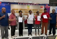 Foto bersama usai penyerahan NIB oleh DPMPTSP Mimika kepada KUPS. (Foto: Galeri Papua/Wahyu) 