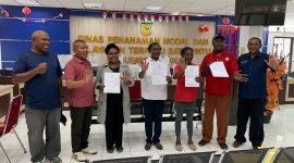 Foto bersama usai penyerahan NIB oleh DPMPTSP Mimika kepada KUPS. (Foto: Galeri Papua/Wahyu) 