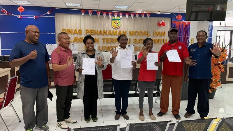 Foto bersama usai penyerahan NIB oleh DPMPTSP Mimika kepada KUPS. (Foto: Galeri Papua/Wahyu) 