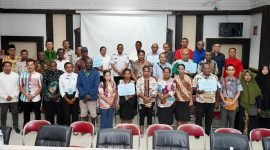 Foto bersama usai penyerahan dana insentif kepada tokoh agama, tokoh adat, tokoh masyarakat, tokoh perempuan dan tokoh pemuda di Kabupaten Mappi. (Foto: Istimewa/Humas Pemda Mappi)