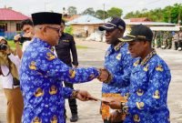 Penyerahan SK oleh Pj Bupati Kabupaten Mappi Dr. Michael R. Gomar, S.STP, M.Si pada, Selasa (1/10/2024). (Foto: Istimewa/Humas Pemda Mappi) 