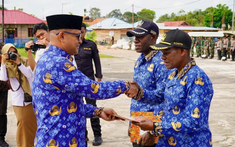 Penyerahan SK oleh Pj Bupati Kabupaten Mappi Dr. Michael R. Gomar, S.STP, M.Si pada, Selasa (1/10/2024). (Foto: Istimewa/Humas Pemda Mappi) 