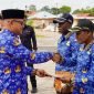 Penyerahan SK oleh Pj Bupati Kabupaten Mappi Dr. Michael R. Gomar, S.STP, M.Si pada, Selasa (1/10/2024). (Foto: Istimewa/Humas Pemda Mappi) 