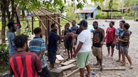 Berpenampilan sederhana, Alexsander Omaleng melakukan blusukan ke masyarakat. (Foto: Istimewa/Tim AIYE)
