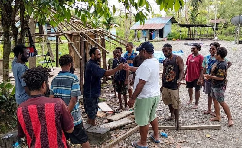 Berpenampilan sederhana, Alexsander Omaleng melakukan blusukan ke masyarakat. (Foto: Istimewa/Tim AIYE)