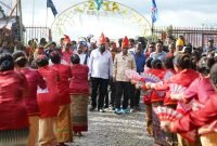 Calon Wakil Bupati Mimika, Yusuf Rombe, bersama rombongan disambut meriah oleh masyarakat Suku Kei di Mimika. (Foto: Istimewa/Tim AIYE)