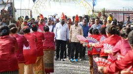Calon Wakil Bupati Mimika, Yusuf Rombe, bersama rombongan disambut meriah oleh masyarakat Suku Kei di Mimika. (Foto: Istimewa/Tim AIYE)