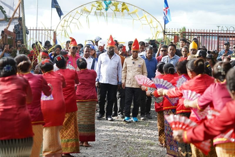 Calon Wakil Bupati Mimika, Yusuf Rombe, bersama rombongan disambut meriah oleh masyarakat Suku Kei di Mimika. (Foto: Istimewa/Tim AIYE)