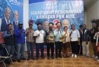 Foto bersama Paslon AIYE dengan masyarakat Biak yang tergabung dalam Relawan Kamasan For AIYE. (Foto: Istimewa/Tim AIYE)