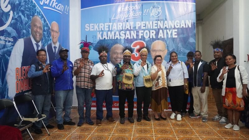 Foto bersama Paslon AIYE dengan masyarakat Biak yang tergabung dalam Relawan Kamasan For AIYE. (Foto: Istimewa/Tim AIYE)
