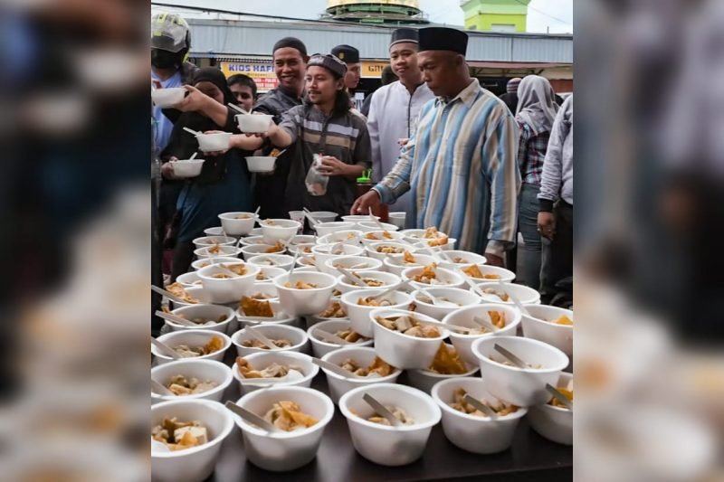 AIYE membagikan 1.000 porsi bakso gratis kepada warga di Jalan Babussalam, Timika, Papua Tengah, Jumat (4/10/2024). (Foto: Istimewa/Tim AIYE)