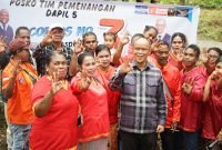 Foto bersama Calon Wakil Bupati Mimika, Yusuf Rombe, dengan warga Nusantara di SP 3. (Foto: Istimewa/Tim AIYE)