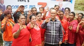 Foto bersama Calon Wakil Bupati Mimika, Yusuf Rombe, dengan warga Nusantara di SP 3. (Foto: Istimewa/Tim AIYE)