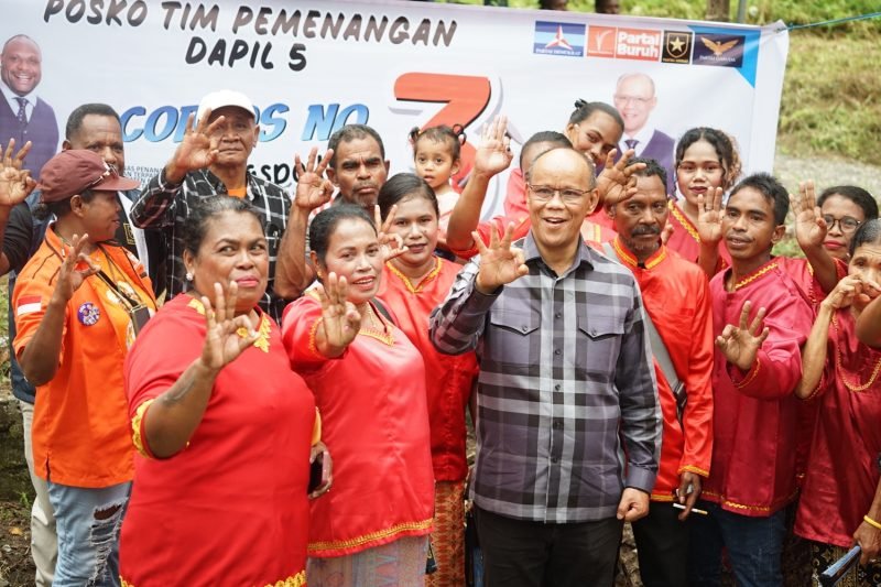 Foto bersama Calon Wakil Bupati Mimika, Yusuf Rombe, dengan warga Nusantara di SP 3. (Foto: Istimewa/Tim AIYE)