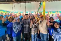 Foto bersama Yusuf Rombe, calon Wakil Bupati Mimika, dengan para pendukung AIYE dari komunitas Muslim di Wania. (Foto: Istimewa/Tim AIYE)