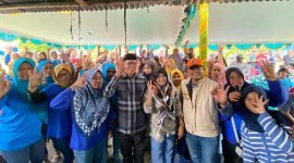 Foto bersama Yusuf Rombe, calon Wakil Bupati Mimika, dengan para pendukung AIYE dari komunitas Muslim di Wania. (Foto: Istimewa/Tim AIYE)