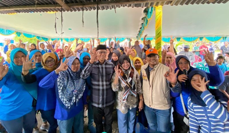 Foto bersama Yusuf Rombe, calon Wakil Bupati Mimika, dengan para pendukung AIYE dari komunitas Muslim di Wania. (Foto: Istimewa/Tim AIYE)