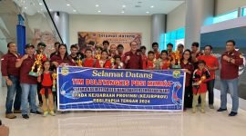Momen kedatangan para atlet bulutangkis di Bandara Mozes Kilangin Timika, disambut jajaran PBSI Mimika, Minggu (6/10/2024). (Foto: Galeri Papua/Wahyu)