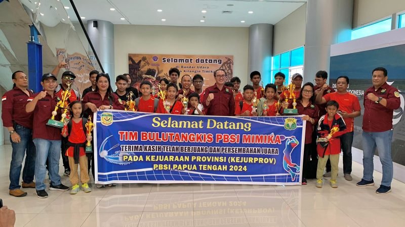 Momen kedatangan para atlet bulutangkis di Bandara Mozes Kilangin Timika, disambut jajaran PBSI Mimika, Minggu (6/10/2024). (Foto: Galeri Papua/Wahyu)