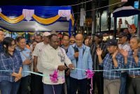 Pasangan calon (Paslon) Bupati dan Wakil Bupati Mimika nomor urut 3, Alexander Omaleng - Yusuf Rombe (AIYE), meresmikan Sekretariat Pemenangan Dapil 4. (Foto: Galeri Papua/Wahyu)