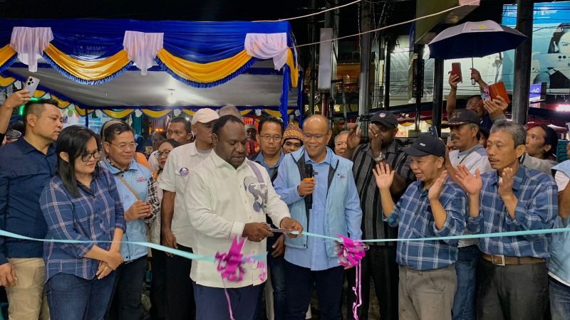 Pasangan calon (Paslon) Bupati dan Wakil Bupati Mimika nomor urut 3, Alexander Omaleng - Yusuf Rombe (AIYE), meresmikan Sekretariat Pemenangan Dapil 4. (Foto: Galeri Papua/Wahyu)